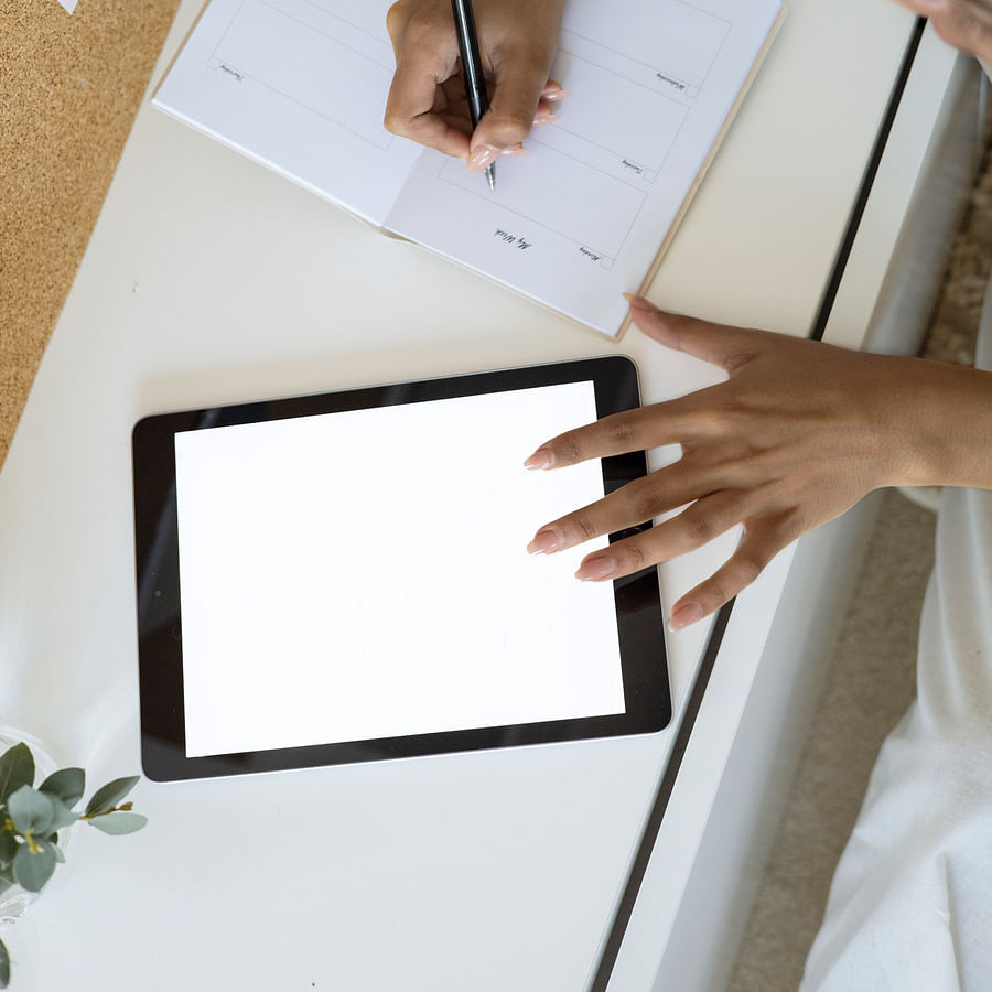 Side-by-side comparison of a cluttered unsynchronized calendar and a clean synchronized calendar